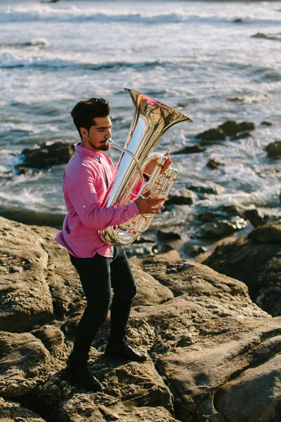 Utomhusporträtt Musiker Med Tuba Blåsinstrument Havsstrand Atlanten — Stockfoto