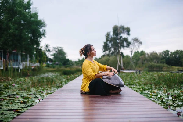 Mulher Tocando Tambor Pendurar Livre Belo Lago — Fotografia de Stock