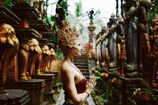 Beautiful White Woman Thai Traditional Costume Asian Queen Portrait Outdoor — Stock Photo, Image