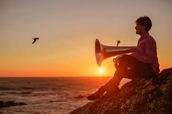 Σιλουέτα Του Μουσικού Ανθρώπου Πνευστό Όργανο Tuba Στη Θάλασσα Ακτή — Φωτογραφία Αρχείου
