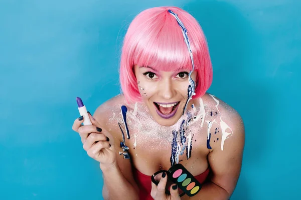 Mulher Bonita Fazendo Maquiagem Com Cosméticos Coloridos Batom Azul Retrato — Fotografia de Stock