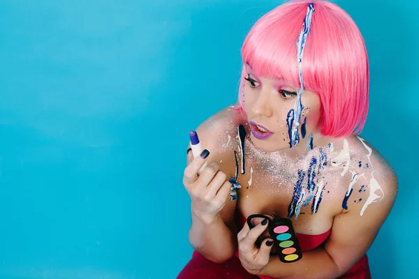Mooie Vrouw Doet Make Met Kleurrijke Cosmetische Blauwe Lippenstift Studio — Stockfoto