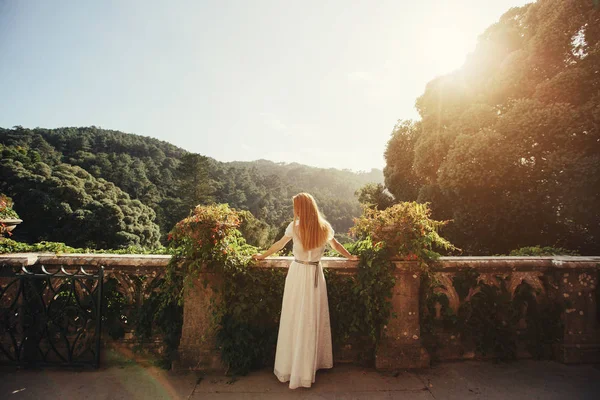 Vrouw Lange Witte Jurk Genieten Zomer Zonnige Dag Buiten Zonsondergang — Stockfoto