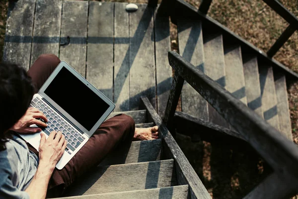 Freelancer Muž Pracující Notebookem Sedí Venku Blízkosti Vesnice Resort Dům — Stock fotografie