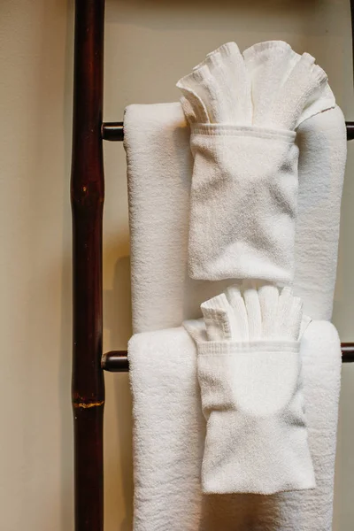 宾馆浴室里挂在竹子上的白色毛巾 — 图库照片
