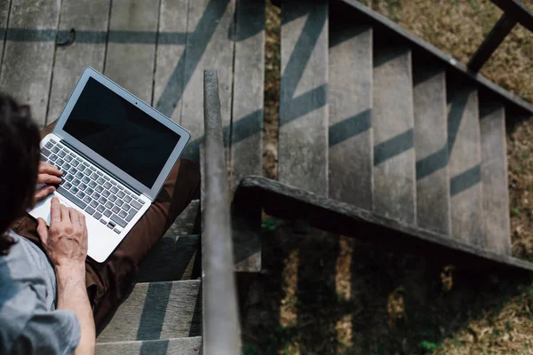 Freelancer Man Working Laptop Computer Sitting Outdoor Village Resort House — Stockfoto