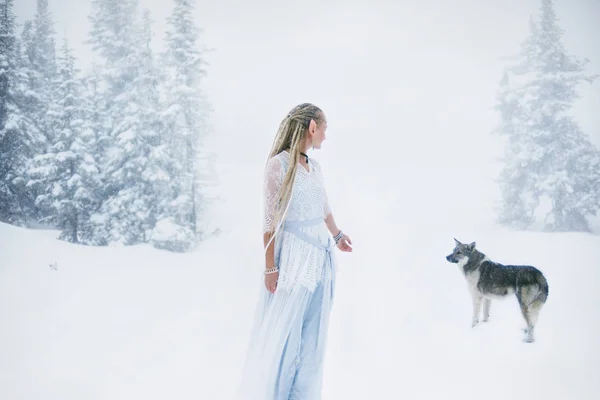 Kvinna Bär Alv Öron Dreadlocks Och Vit Klänning Vinter Snöig — Stockfoto