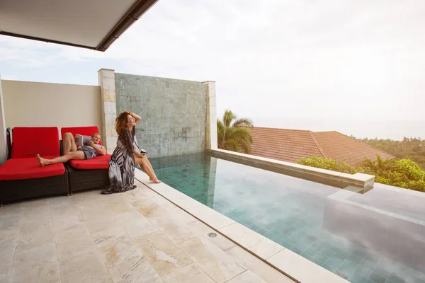 Casal Amor Piscina Villa Luxo Vista Agradável Dia Quente Verão — Fotografia de Stock