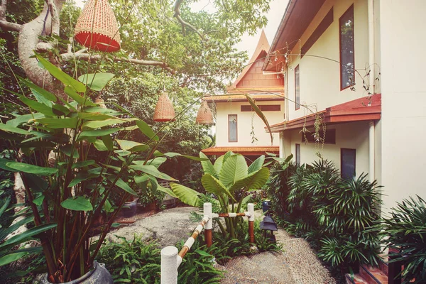 トロピカルガーデン付きトロピカルハウス屋外のインテリア — ストック写真