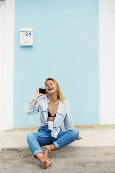 Jovem Menina Feliz Falando Por Telefone Móvel Assentos Livre Com — Fotografia de Stock