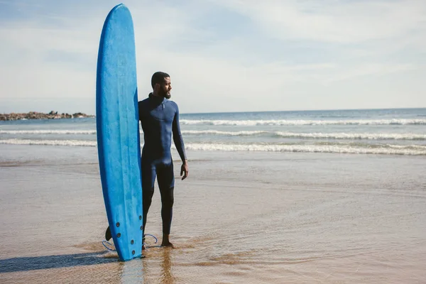 Портрет Улыбающегося Сёрфера Доской Серфинга Пляже Смешанная Африканская Раса Черная — стоковое фото