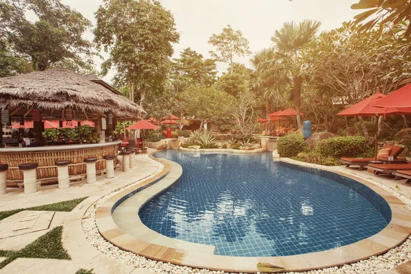 在豪华酒店度假胜地设有酒吧的游泳池区 炎炎夏日 假日及亚洲旅游 — 图库照片