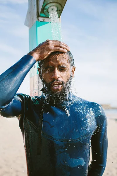 Portraitsurfer Mann Beim Duschen Strand Freien Dunkle Hautfarbe Und Bart — Stockfoto