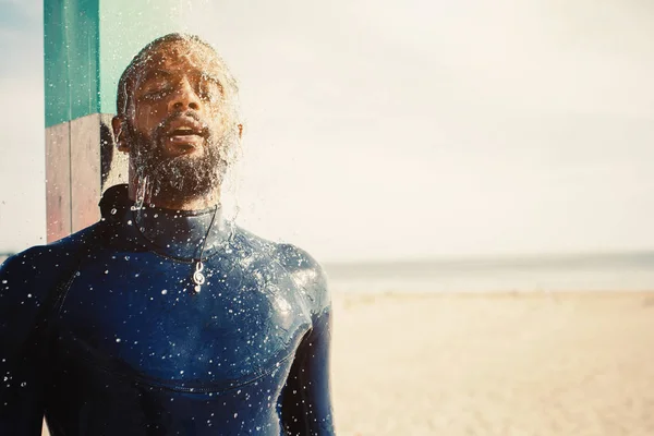 Portraitsurfer Mann Beim Duschen Strand Schwarze Hautfarbe Und Bart Gemischt — Stockfoto