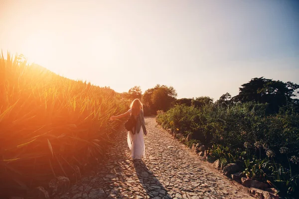 Femme Profiter Journée Ensoleillée Été Plein Air Sur Coucher Soleil — Photo