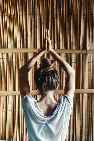 Mujer Haciendo Yoga Mantener Las Manos Debajo Ella Tenía Fondo — Foto de Stock