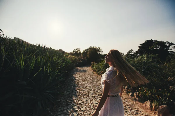 Girl Enjoy Summer Sunny Day Outdoor Sunset Beautiful Park — Stock Photo, Image