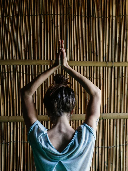 Vrouw Doen Yoga Houden Handen Onder Haar Had Bamboe Achtergrond — Stockfoto