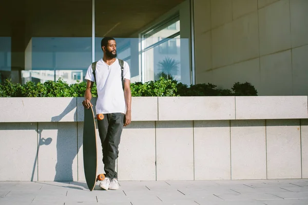 Porträt Eines Mannes Mit Skateboard Freien Schwarze Hautfarbe Und Bart — Stockfoto