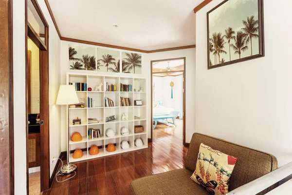 小客厅的内部 书皮和建筑用钢盔 如装饰物 墙上画的热带棕榈树 打开卧室的门 — 图库照片