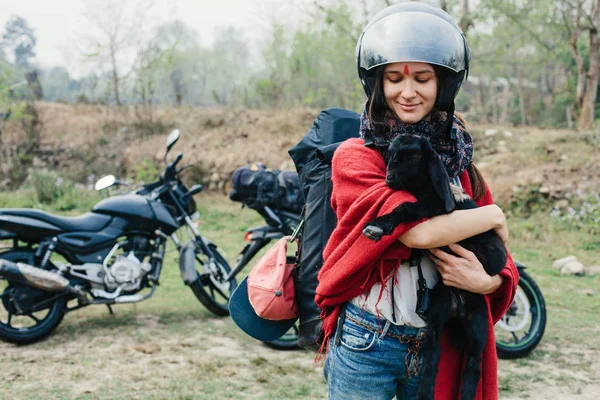 Viajar Moto Jovem Mulher Usando Capacete Mantendo Cordeiro Preto Sorrindo — Fotografia de Stock