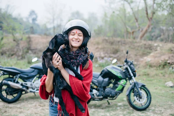 Viajar Moto Jovem Mulher Usando Capacete Mantendo Cordeiro Preto Sorrindo — Fotografia de Stock