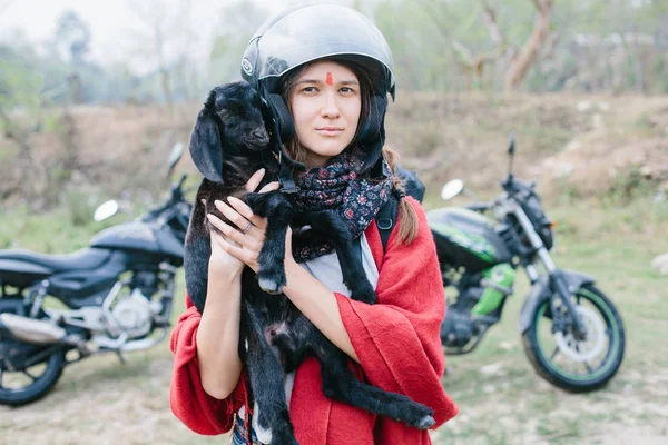 Viajar Moto Jovem Mulher Usando Capacete Mantendo Cordeiro Preto Sorrindo — Fotografia de Stock