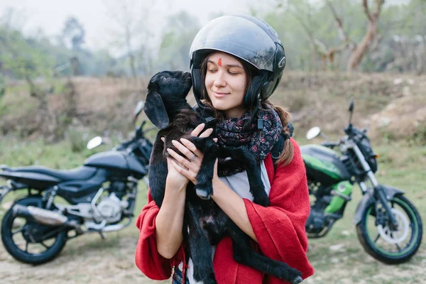 Viajar Moto Jovem Mulher Usando Capacete Mantendo Cordeiro Preto Sorrindo — Fotografia de Stock