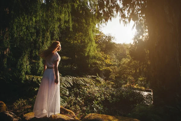 Mulher Vestindo Vestido Branco Longo Desfrutar Verão Dia Ensolarado Livre — Fotografia de Stock