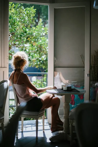 Flicka Sittande Kafé Solstrålar Från Balkongen Sommaren Solig Dag Morgonkaffe — Stockfoto