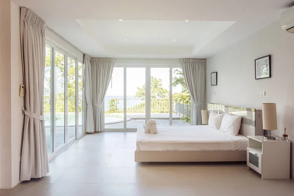 Moderno Dormitorio Interior Villa Lujo Colores Blancos Ventana Grande —  Fotos de Stock