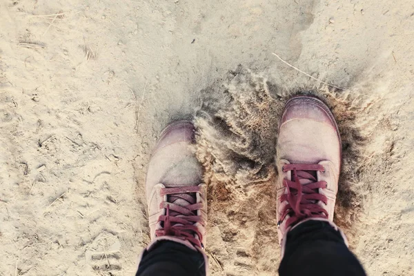 Pink Sneakers Female Legs Doing Steps Dusty Sand Road Road — Stock Photo, Image