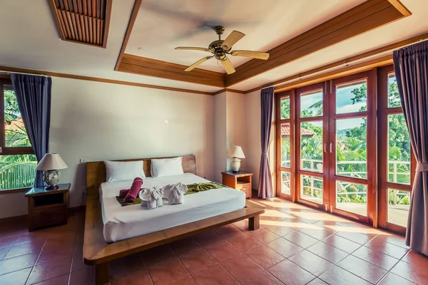 Moderne Slaapkamer Interieur Luxe Villa Witte Kleuren Decoratie Van Handdoeken — Stockfoto