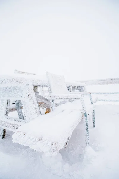 Table Chaises Congelées Dans Neige Extérieure Gelée Journée Hiver Enneigée — Photo
