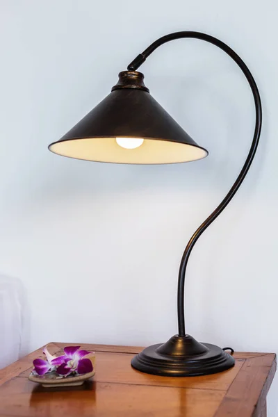 Εύκαμπτο Stand Lamp Ξύλινο Τραπέζι Στο Υπνοδωμάτιο Ορχιδέα Λουλούδι Μικρό — Φωτογραφία Αρχείου