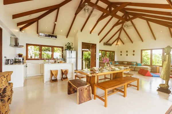 Luxusní Vila Obývací Pokoj Interiérem Kuchyně Bílé Stěny Dřevěný Nábytek — Stock fotografie