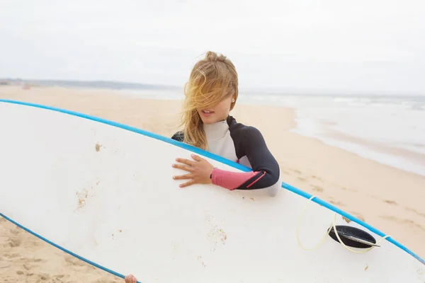 Веселый Позитивный Серфингистка Доской Серфинга Пляже Океана — стоковое фото