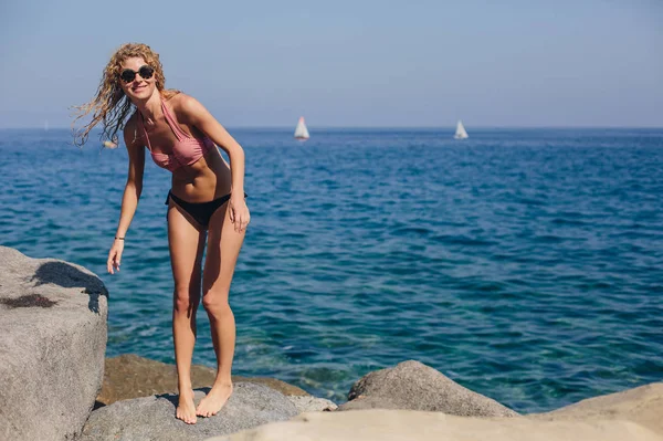 Unge Smilende Kvindelige Pige Iført Badedragt Solbriller Nyde Havet Kysten - Stock-foto