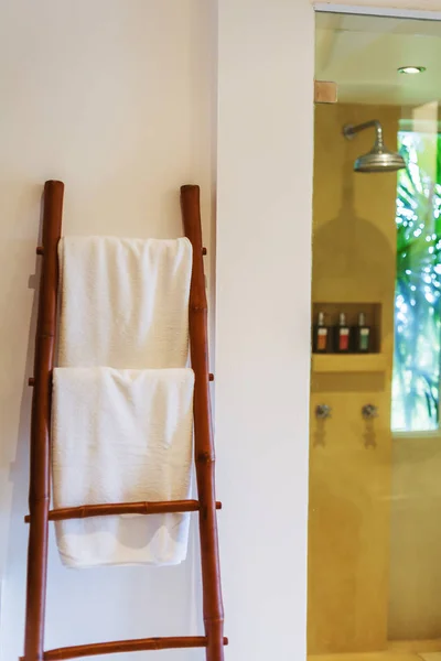 Białe Ręczniki Bamboo Drabiny Prysznic Wnętrzu Łazienki — Zdjęcie stockowe
