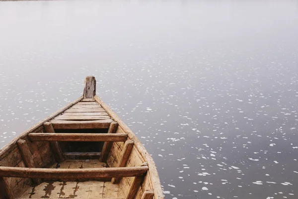 Μοναχικό Ξύλινο Παλιό Σκάφος Στη Λίμνη — Φωτογραφία Αρχείου