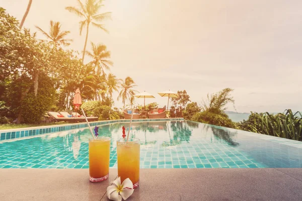 Sucos Frescos Piscina Privada Perto Villa Luxo Férias Verão Ensolaradas — Fotografia de Stock