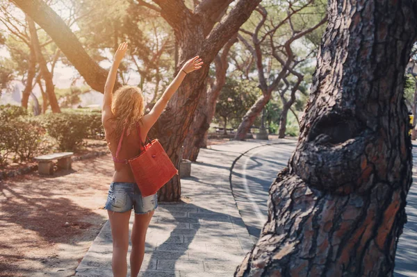 Glad Flicka Bär Shorts Och Stor Strandväska Hålla Händerna Upp — Stockfoto