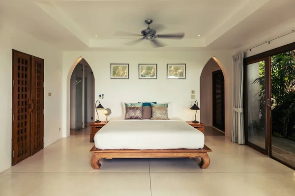 Lüks Villada Modern Yatak Odası — Stok fotoğraf