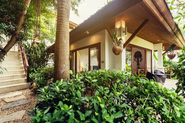 Interno Della Casa Tropicale Esterna Con Giardino Tropicale — Foto Stock