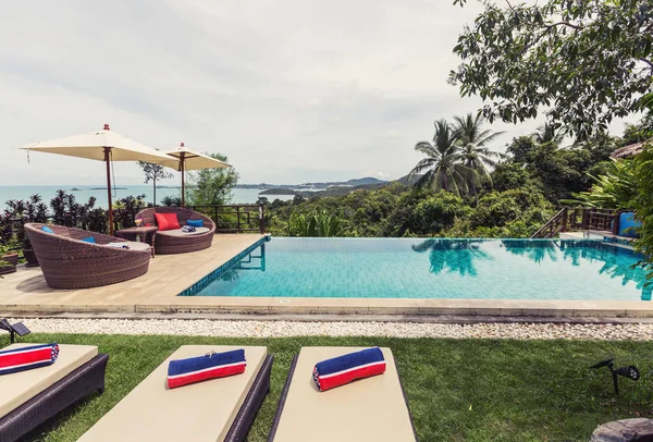 Privát Medence Luxus Villa Közelében Napos Nyári Vakáció Kilátás Tengerre — Stock Fotó