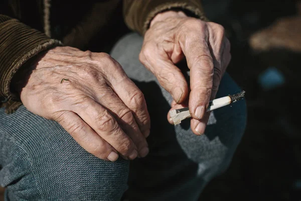 Kağıt Tütünden Sigara Içen Yaşlı Adam Manzaraya Yakından Bakıyor — Stok fotoğraf