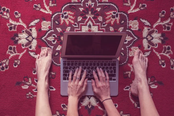 Freelancer Feminino Jovem Sentado Com Computador Portátil Tapete Vermelho Espaço — Fotografia de Stock