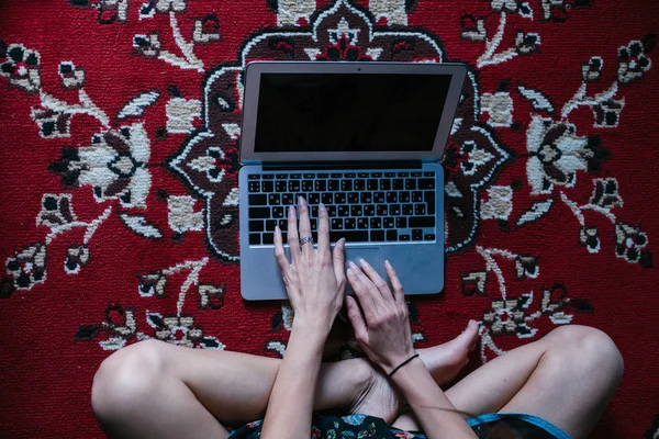 Freelancer Feminino Jovem Sentado Com Computador Portátil Tapete Vermelho Espaço — Fotografia de Stock