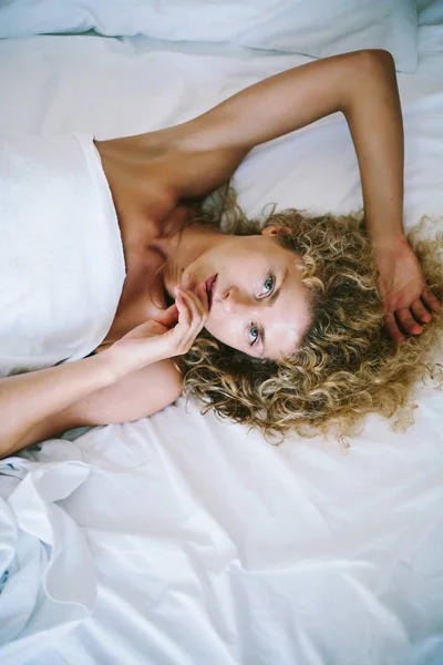 Jovem Mulher Cabelo Encaracolado Acordar Pensando Planos Sonhando Sua Cama — Fotografia de Stock