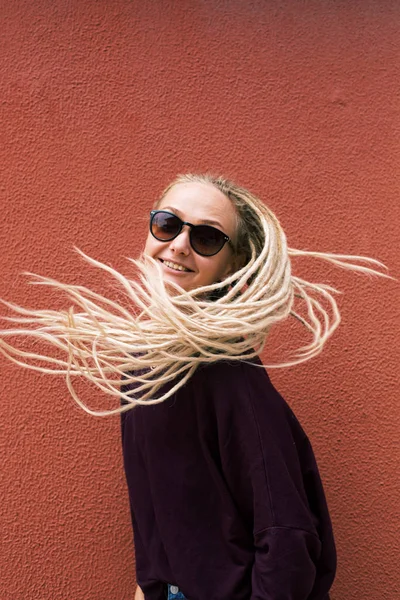 Mulher Sorridente Com Longos Dreadlocks Loiros Parede Vermelha Fundo — Fotografia de Stock